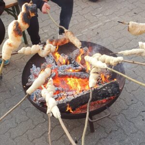 Bastelnachmittag mit Stockbrot am Lagerfeuer